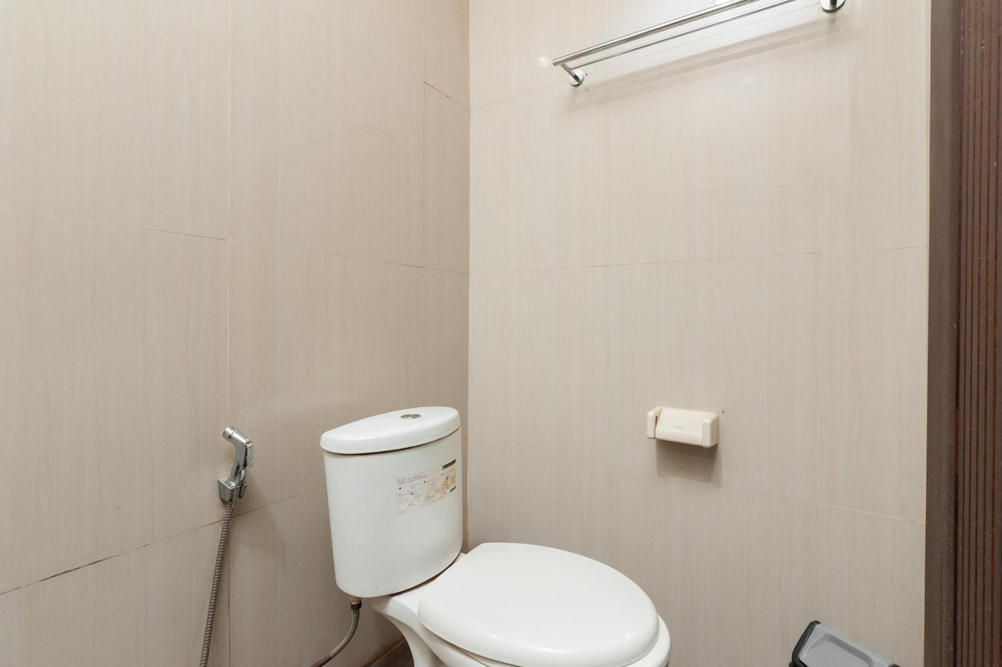 Reddoorz Plus Near Kelapa Dua Kebon Jeruk Jakarta Exterior foto
