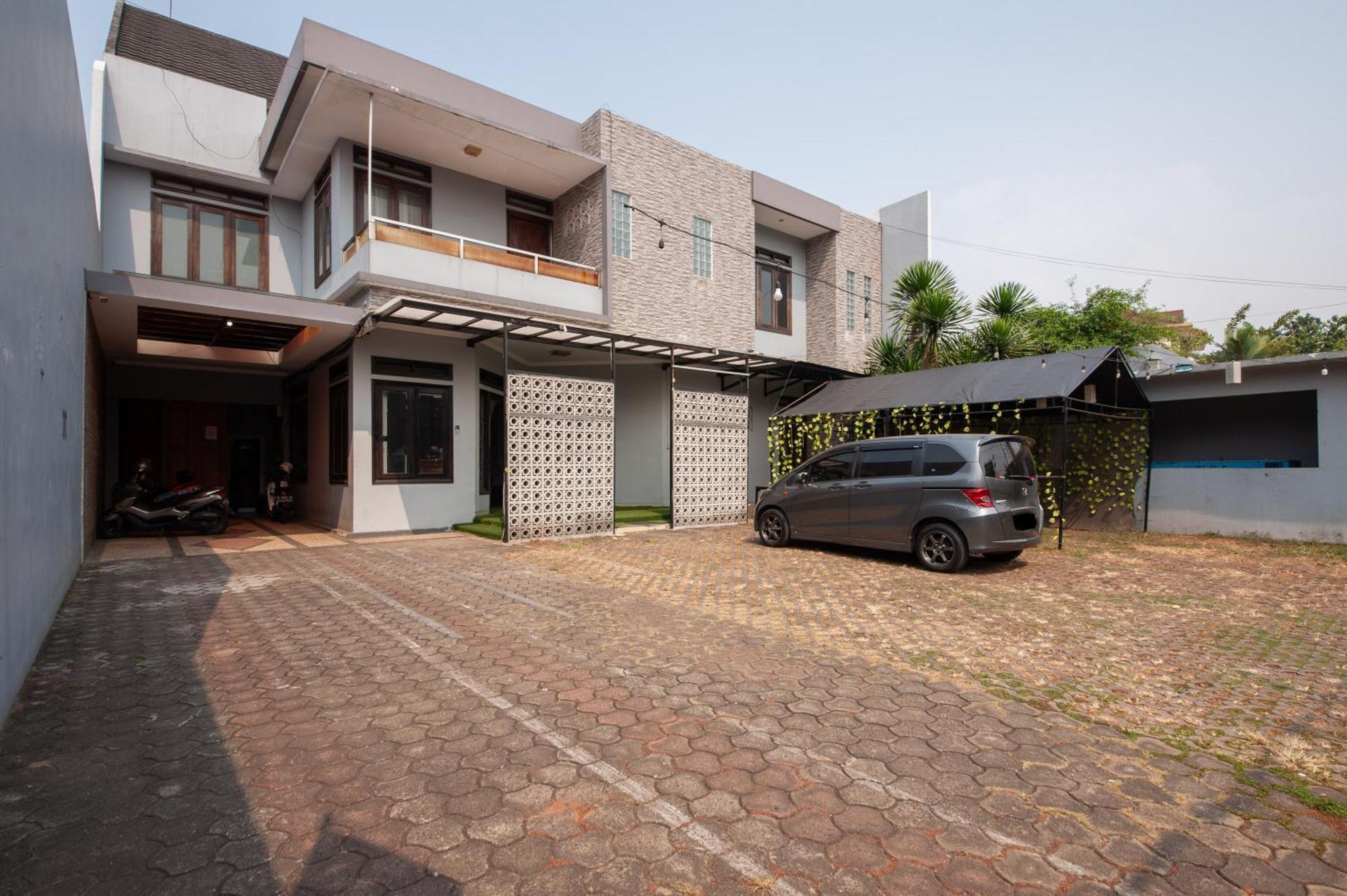 Reddoorz Plus Near Kelapa Dua Kebon Jeruk Jakarta Exterior foto