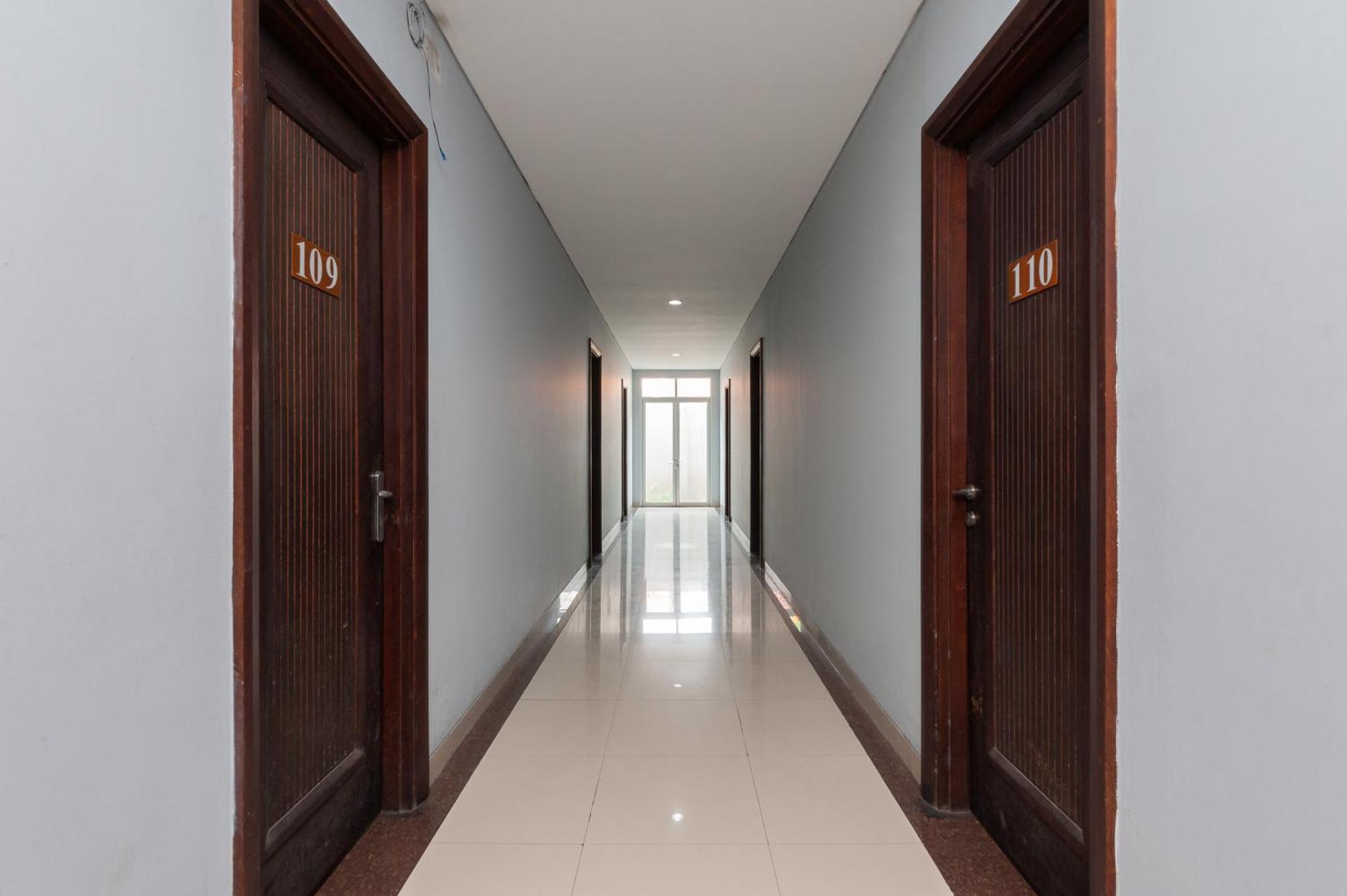 Reddoorz Plus Near Kelapa Dua Kebon Jeruk Jakarta Exterior foto