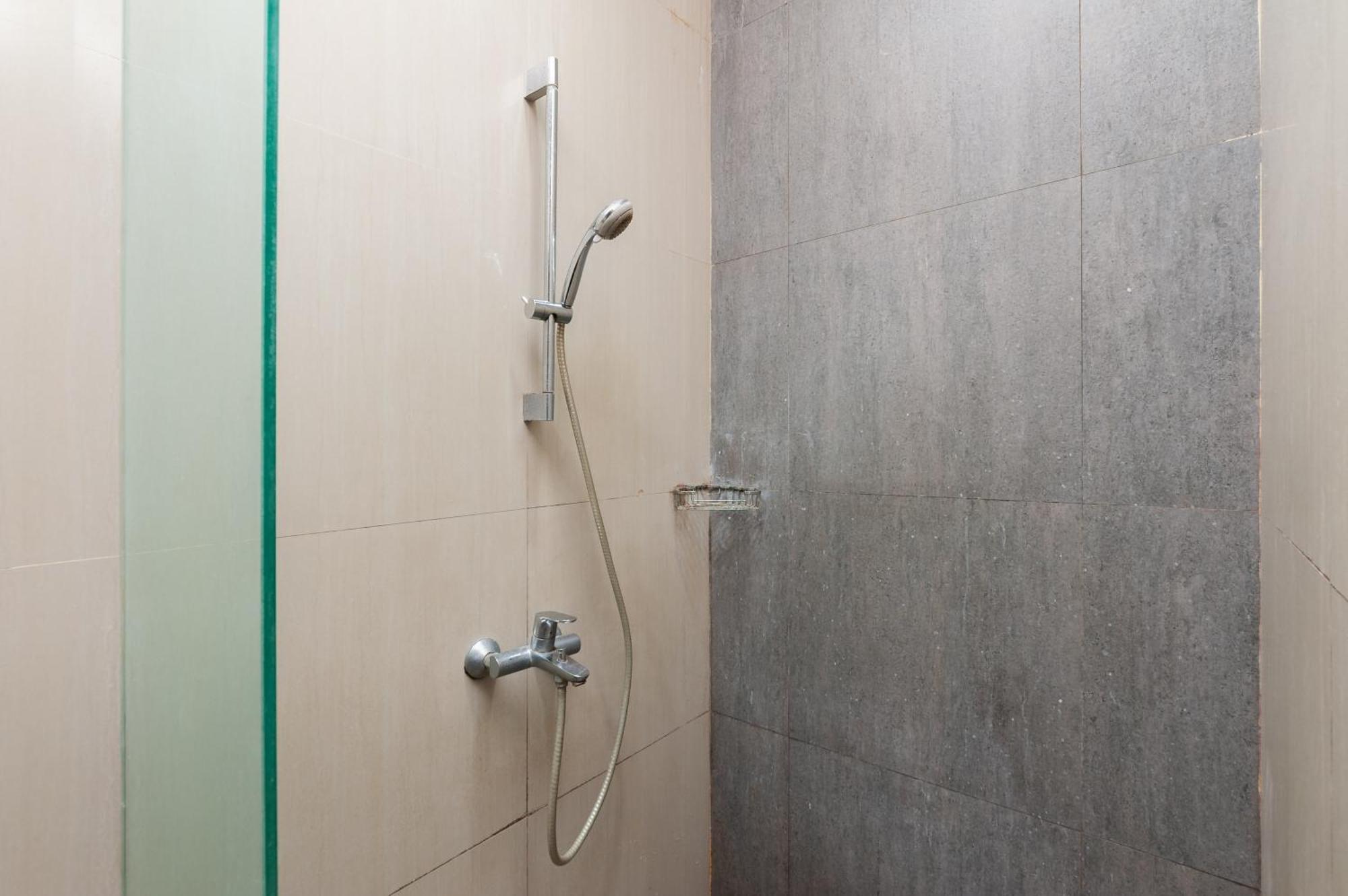 Reddoorz Plus Near Kelapa Dua Kebon Jeruk Jakarta Exterior foto