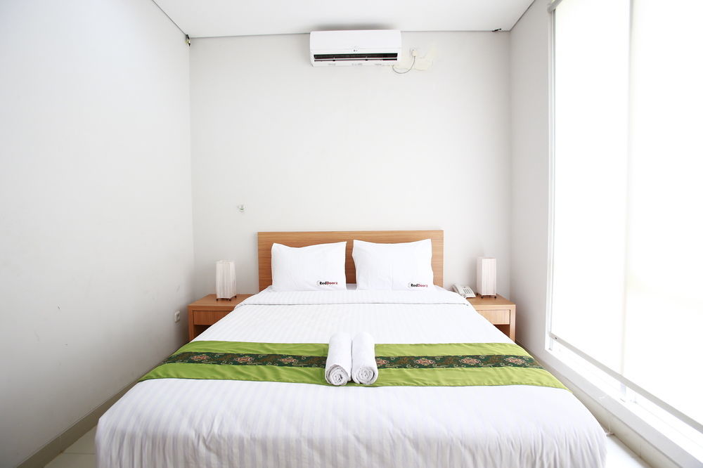 Reddoorz Plus Near Kelapa Dua Kebon Jeruk Jakarta Exterior foto