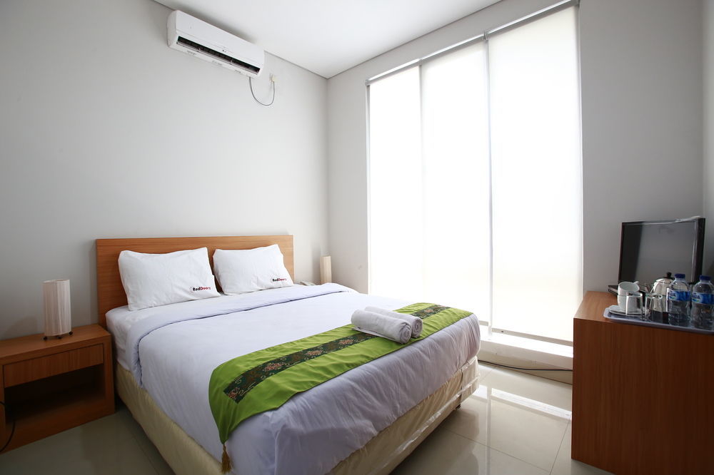 Reddoorz Plus Near Kelapa Dua Kebon Jeruk Jakarta Exterior foto