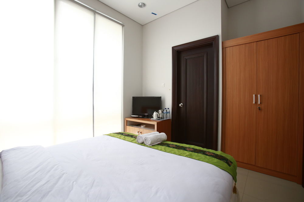 Reddoorz Plus Near Kelapa Dua Kebon Jeruk Jakarta Exterior foto