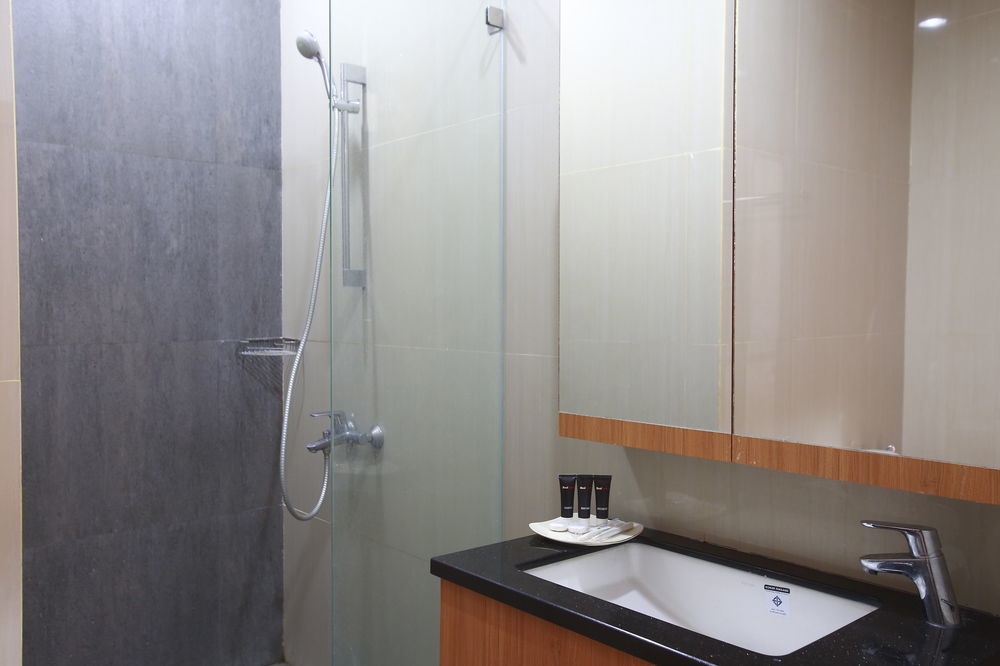 Reddoorz Plus Near Kelapa Dua Kebon Jeruk Jakarta Exterior foto