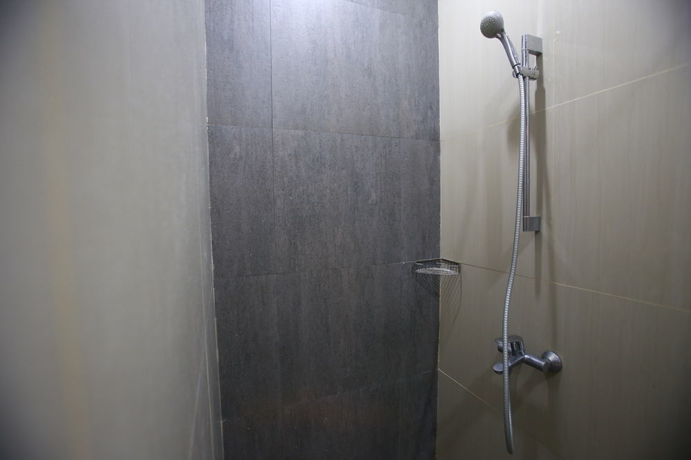 Reddoorz Plus Near Kelapa Dua Kebon Jeruk Jakarta Exterior foto