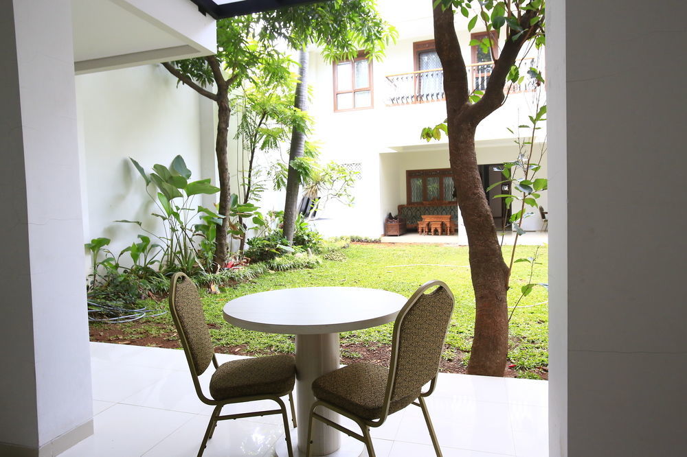 Reddoorz Plus Near Kelapa Dua Kebon Jeruk Jakarta Exterior foto