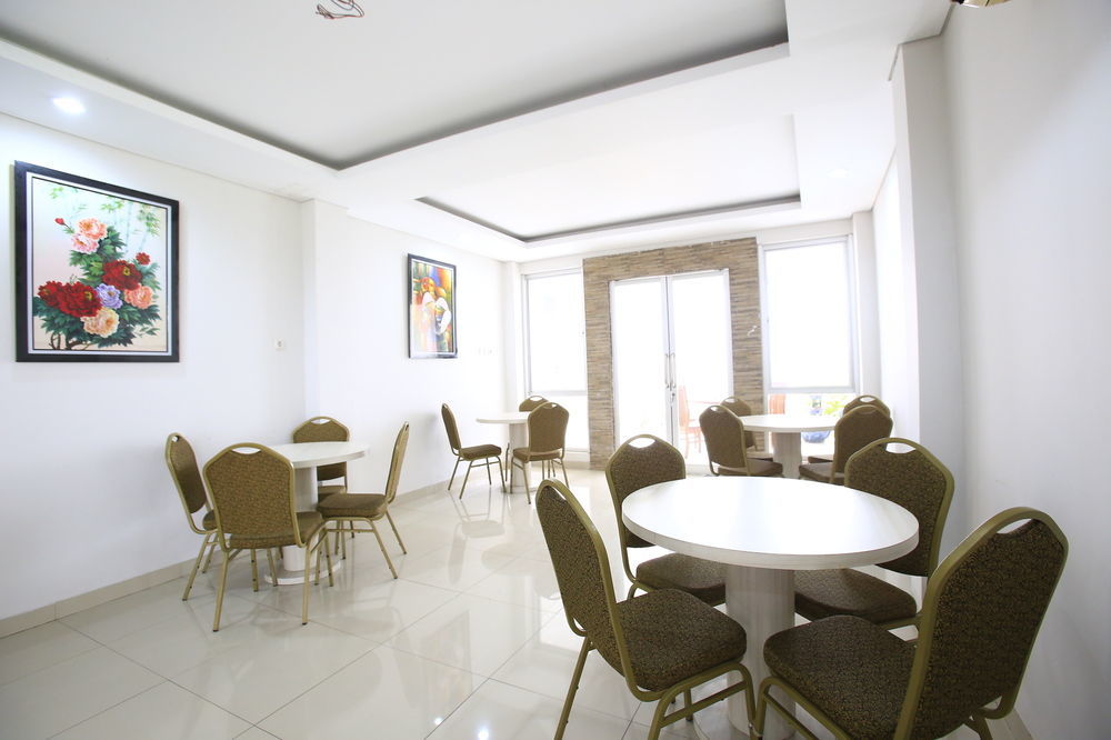 Reddoorz Plus Near Kelapa Dua Kebon Jeruk Jakarta Exterior foto
