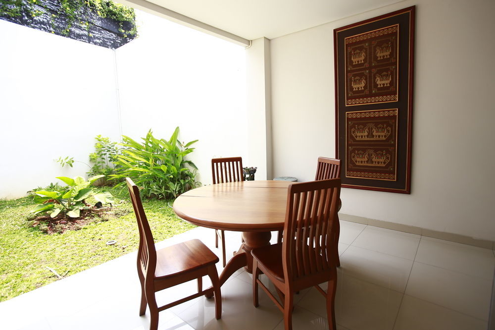 Reddoorz Plus Near Kelapa Dua Kebon Jeruk Jakarta Exterior foto