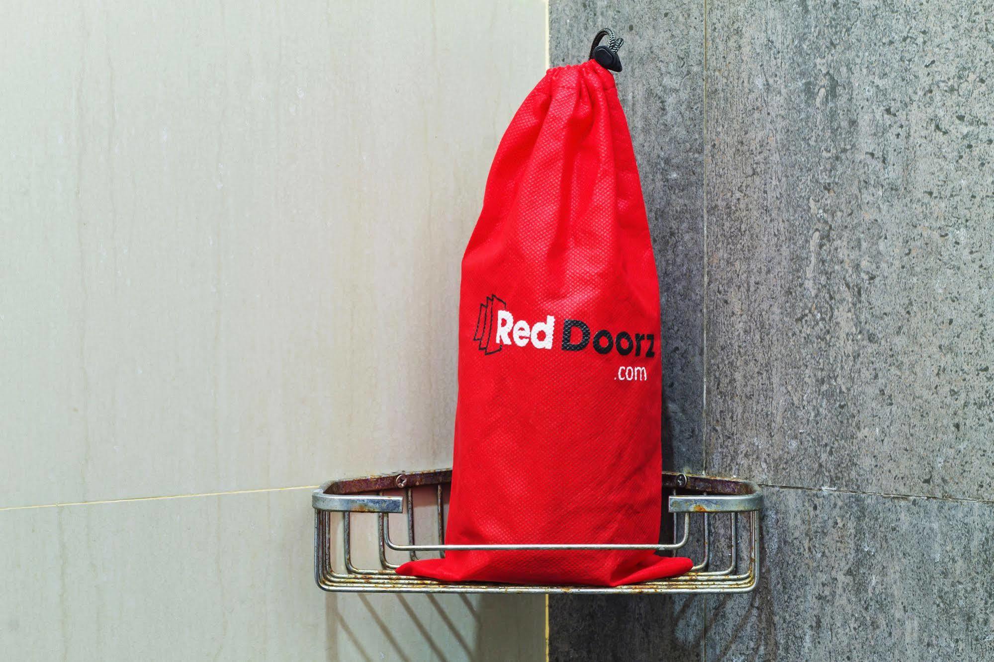Reddoorz Plus Near Kelapa Dua Kebon Jeruk Jakarta Exterior foto
