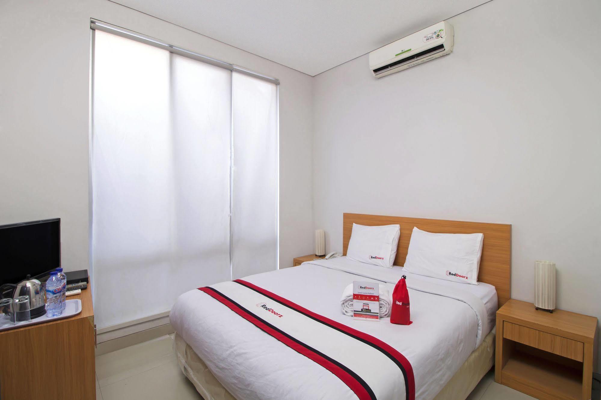 Reddoorz Plus Near Kelapa Dua Kebon Jeruk Jakarta Exterior foto