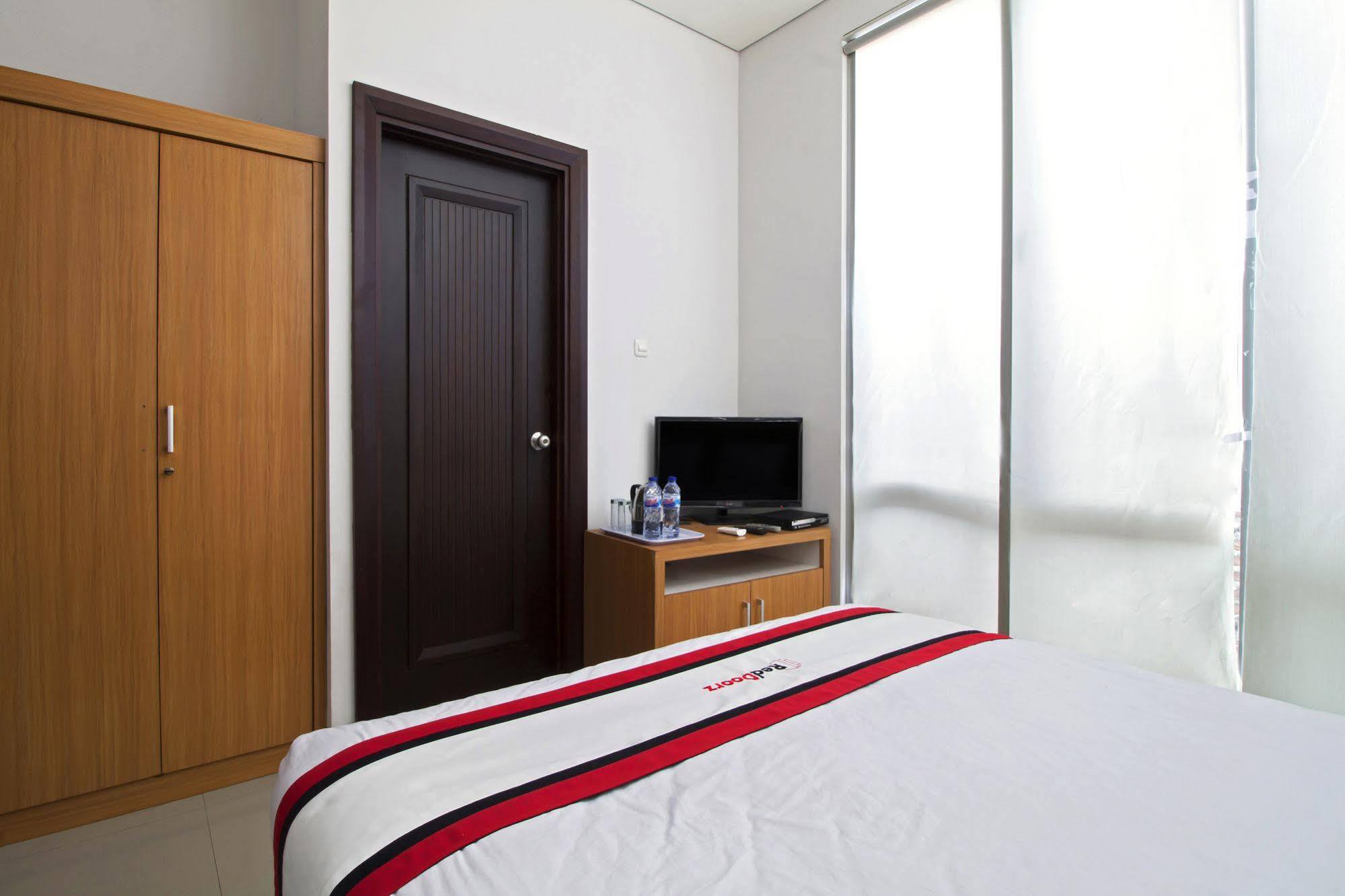 Reddoorz Plus Near Kelapa Dua Kebon Jeruk Jakarta Exterior foto