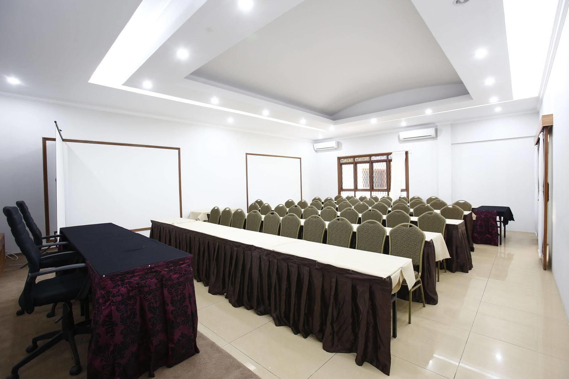 Reddoorz Plus Near Kelapa Dua Kebon Jeruk Jakarta Exterior foto